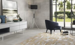 Płytki ścienne imitacja betonu - APE Work b cenere 60x120 cm. Szary, włoski gres imitujący beton w salonie.
