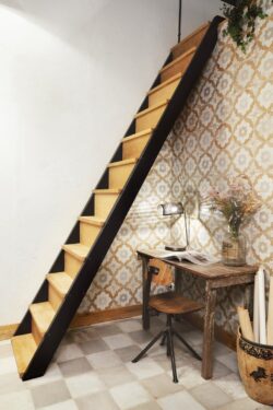 Płytki w stylu vintage - Peronda Fs Blossom 45x45cm. Kwadratowe płytki, postarzane z motywem kwiatowym na ścianie.