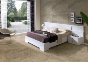 Płytki ze wzorami, podłoga, sypialnia - Absolut Mikonos 60x60 cm. Hiszpańskie kafle imitujące dywan w odcieniach beżu i brązu na podłodze. Płytki z powierzchnią satynową.