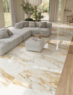 Płytki ze złotą żyłką na podłodze MARCA CORONA Scultorea Calacatta Vena Antica Reflex 60x120 j440