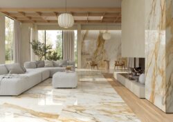 Płytki ze złotą żyłką w salonie MARCA CORONA Scultorea Calacatta Vena Antica Reflex 60x120 j440
