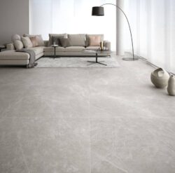 Płytki w salonie szare - AZUVI Aran grey. Kafelki w kolorze szarym, marmurowe z delikatnym białym żyłkowaniem na podłodze.