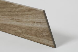 Płytki drewnopodobne chevron - FAP CERAMICHE Fapnest brown chevron 7,5×45 cm. Włoskie płytki podłogowe jodełka, imitujące drewno.