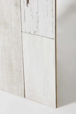 Białe płytki drewnopodobne, podłogowe z czarnymi przetarciami i satynową powierzchnią - Absolut Keramika Palau white 15x90 cm