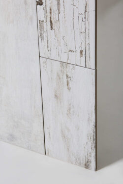 Gres drewnopodobny biały - ABSOLUT KERAMIKA PALAU white. Hiszpańskie białe płytki na podłogę z czarnymi przetarciami w rozmiarze 15x90 cm.