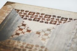 Gres drewnopodobny do salonu - Absolut Keramika BOURGOGNE 44.7x44.7 cm. Powierzchnia płytki gresowej z efektem drewna z widocznymi wzorami.