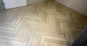 Gres marazzi treverkfusion neutral na podłogdze