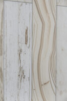 Kafelki drewnopodobne, jasne - Absolut Keramika Palau light 15x90 cm. Widok z bliska na płytki imitujące jasne drewno. Widoczne słoje i sęki.