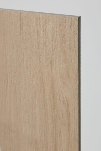 Kafle ala drewno - SANT’AGOSTINO Primewood natural 120x20. Płytka gresowa, imitująca drewno w podłużnym formacie 120x20 cm na podłogę lub ścianę.