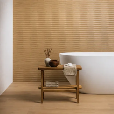 Łazienka z ryflowanymi płytkami ściennymi Peronda Kaizen Honey Decor 33,3x100 cm w ciepłym drewnianym odcieniu.