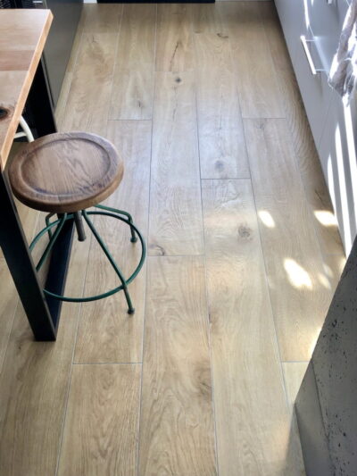 Płytki drewnopodobne do kuchni na podłogę - Marazzi Vero natural 20x120cm. Włoskie, jasne gresy imitujące drewno w podłużnym formacie 20x120cm.