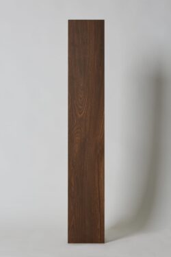 Płytki imitujące drewno - CAESAR Hike lumber 120x20. Płytki drewnopodobne, ciemnobrązowe na podłogę z matową powierzchnią. Kafle imitujące drewno w podłużnym formacie 120x20 cm w matowym wykończeniu.