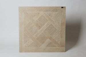 Płytki podłogowe ala drewno - Peronda Museum Wistman Maple 90x90 cm. Kwadratowe kafle imitujące dębowe drewno i parkiet wersalski w kolorze maple.