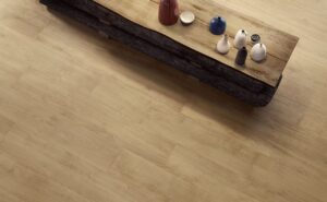 Płytki podłogowe ala drewno - SANT’AGOSTINO Primewood natural 120×20 cm. Włoski gres drewnopodobny na podłogę do salonu lub kuchni.