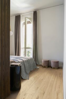 Płytki podłogowe, drewnopodobne - Marazzi Vero Larice rt ME07 20x120 cm. Sypialnia z płytkami imitującymi drewno na podłodze.
