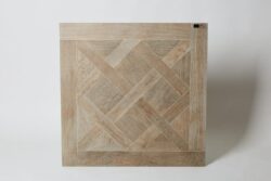 Płytki podłogowe imitacja drewna - Peronda Museum Wistman Mocha 90x90 cm. Hiszpańskie płytki drewnopodobne w kolorze mocha z wersalska intarsją w kwadratowym formacie.