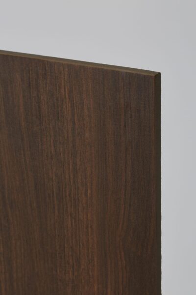 Płytki podłogowe imitujące drewno - CAESAR Hike lumber 120x20. Ciemnobrązowe płytki drewnopodobne od włoskiego producenta Ceramiche Caesar.