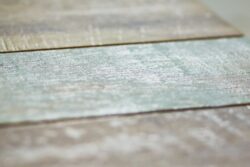 Płytki postarzane drewno - Peronda Fs BRETAGNE 45x45 cm. Powierzchnia płytki z efektem drewna. Widok na kolorowe płytki.