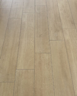 Podłoga z gresami drewnopodobnymi Vitacer AMBERLY NATURAL 23x120