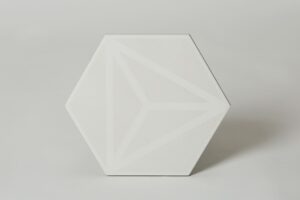 Jasnoszare płytki heksagonalne- Peronda Harmony Varadero Moonlight 19,8×22,8 cm. Kafelki sześciokątne z geometrycznym wzorem w kolorze białym.