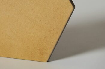Kafelki ciemnożółte - Peronda Harmony Niza Mustard hexa 21,5×25cm. Hiszpańskie heksagony na podłogę i ścianę w kolorze musztardowym, imitujące beton.
