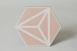 Kafelki heksagonalne - Peronda Harmony Varadero Rose 19,8x22,8 cm. Płytki w różowym - pastelowym kolorze z białym wzorem geometryczny. Kafelki na podłogę i ścianę.