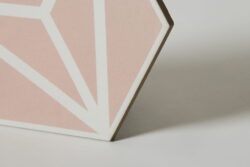 Kafelki heksagonalne różowe - Peronda Harmony Varadero Rose 19,8x22,8 cm. Płytki z matową powierzchnią, pokryte białym wzorem geometrycznym.