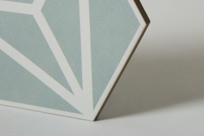 Kafelki miętowe heksagon - Peronda Harmony Varadero Mint 19,8×22,8 cm. Kafelki w pastelowym, miętowym kolorze na podłogę lub ścianę z białym wzorem. Płytki matowe.