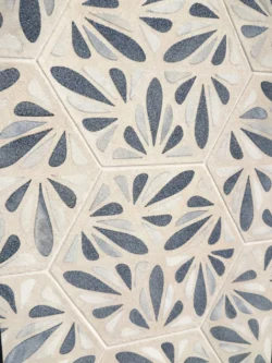 Płytki gres heksagon na ścianie Marca Corona Terracreta DIPINTO MARNA 25x21,6cm. Kafelki z błyszczącym wzorem biało-niebieskim.