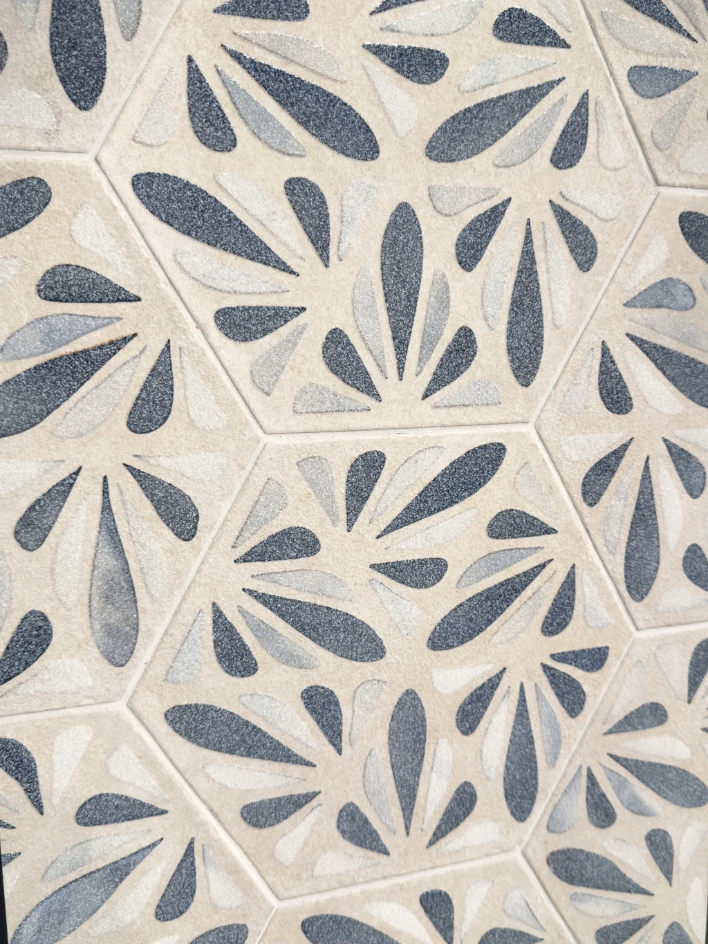 Płytki gres heksagon na ścianie Marca Corona Terracreta DIPINTO MARNA 25x21,6cm. Kafelki z błyszczącym wzorem biało-niebieskim.