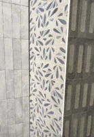 Płytki heksagon na ścianie Marca Corona Terracreta DIPINTO MARNA 25x21,6cm. Kafle szare z dekoracyjnym biało-niebieskim wzorem.