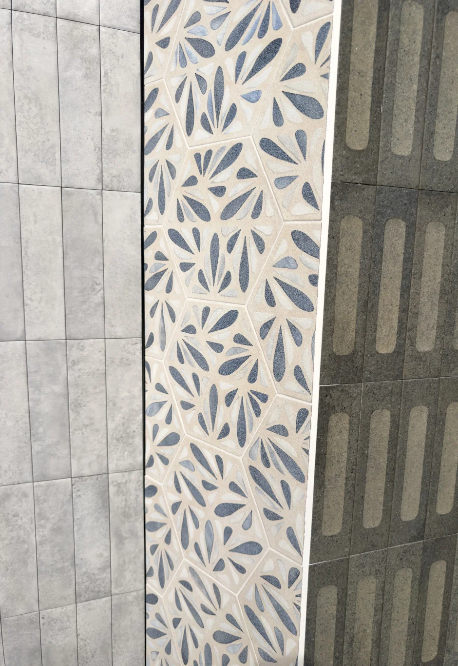 Płytki heksagon na ścianie Marca Corona Terracreta DIPINTO MARNA 25x21,6cm. Kafle szare z dekoracyjnym biało-niebieskim wzorem.