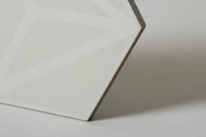 Płytki heksagonalne jasnoszare - Peronda Harmony Varadero Moonlight 19,8×22,8 cm. Kafelki na podłogę lub ścianę z matową strukturą, pokryta białym geometrycznym wzorem.