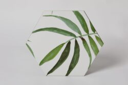 Płytki heksagonalne motyw roślinny - Realonda OASIS cm. Hiszpańskie heksagony w zielone liście na białym matowy tle. Kafelki dekoracyjne na podłogę i ścianę.