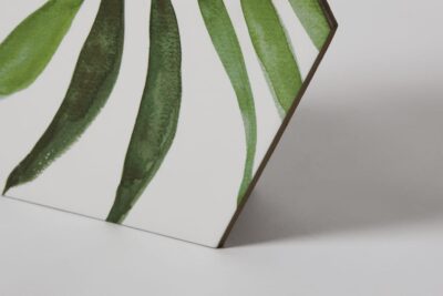Płytki łazienkowe w zielone liście - Realonda OASIS 28.5x33 cm. Heksagonalne płytki dekoracyjne z białym tłem i zielonymi liśćmi na podłogę i ścianę.