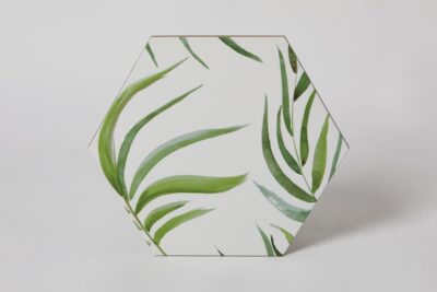 Płytki łazienkowe z motywem liści - Realonda OASIS 28.5x33 cm. Płytki heksagonalne na podłogę i ścianę z zielonymi liśćmi i białym tłem.