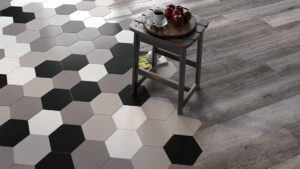 Płytki podłogowe heksagonalne w salonie z kolekcji YURTBAY Solid. Tureckie kafelki heksagonalne w kolorach: srebrny, biały, czarny, szary.