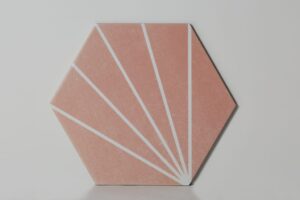 Płytki dekoracyjne do łazienki w kolorze różowym, heksagonalne z białym wzorem w formacie heksagon 23x26cm - APE Klen sunny rose quartz. Hiszpańskie płytki dekoracyjne do łazienki.