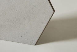 Płytki szare heksagony - Peronda Harmony Niza Grey hexa 21,5×25cm. Hiszpańskie kafle do łazienki i kuchni na ścianę i podłogę. Płytki o wyglądzie betonu w matowym wykończeniu.