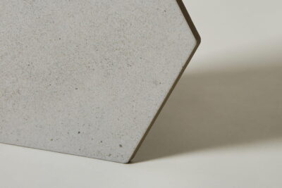 Płytki szare heksagony - Peronda Harmony Niza Grey hexa 21,5×25cm. Hiszpańskie kafle do łazienki i kuchni na ścianę i podłogę. Płytki o wyglądzie betonu w matowym wykończeniu.