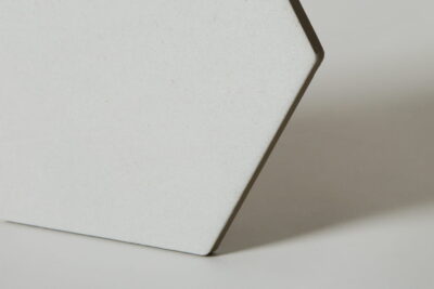 Płytki sześciokątne, białe - Peronda Harmony Niza white hexa 21,5x25cm. Kafelka imitująca beton w matowym wykończeniu na podłogę i ścianę od hiszpańskiej firmy Peronda Harmony.