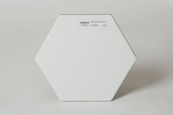 Płytki sześciokątne - Peronda Harmony Niza white hexa 21,5x25cm. Kafelki w kolorze białym z matową powierzchnią, imitującą beton.