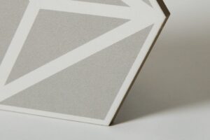 Szare płytki heksagonalne - Peronda Harmony Varadero Grey 19,8x22,8 cm. Kafelka sześciokątna na podłogę i ścianę z białym wzorem w macie.