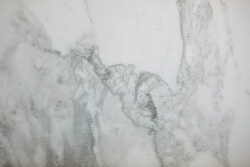 Kafelki hiszpańskie marmur- Peronda Museum Haute White Shaped. Płytka imitująca biały marmur z rowkami, które pokrywają się z grafiką marmuru.