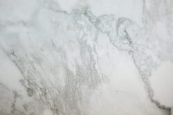 Kafelki hiszpańskie - Peronda Museum Haute White Shaped. Płytka marmurowa, biała z powierzchnią matową, pokryta rowkami dopasowanymi do grafiki marmuru.