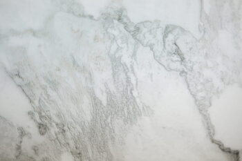 Kafelki hiszpańskie - Peronda Museum Haute White Shaped. Płytka marmurowa, biała z powierzchnią matową, pokryta rowkami dopasowanymi do grafiki marmuru.