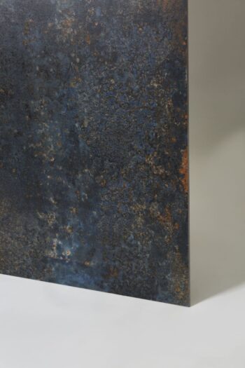 Płytki metalizowane - Peronda Museum IRON DENIM SP/100X100/R. Duża płytka podłogowo - ścienna, matowa, imitująca metal, naśladująca ciemnoniebieskie odcienie stali z kilkoma plamami rdzy.