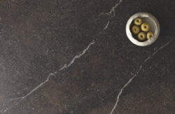 Ciemne, brązowe kafelki imitujące kamień Museum ROYAL BROWN SP/60X120X0,9/C/R