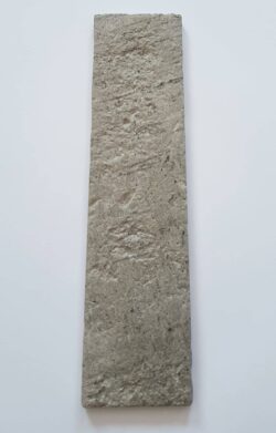 Gres ala kamień - Natucer Zion Moss 6,2x25 cm. Płytka z nierówną, matową, pokryta reliefami powierzchnią w kolorze szarym.