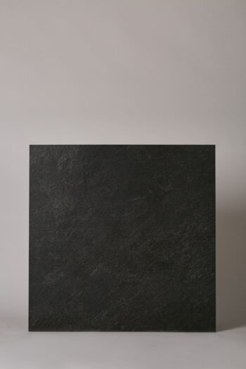 Gres imitacja kamienia - LA FABBRICA Storm dark 80x80 cm. Ciemne, matowe płytki imitujące naturalny kamień od włoskiego producenta gresu LA FABBRICA.